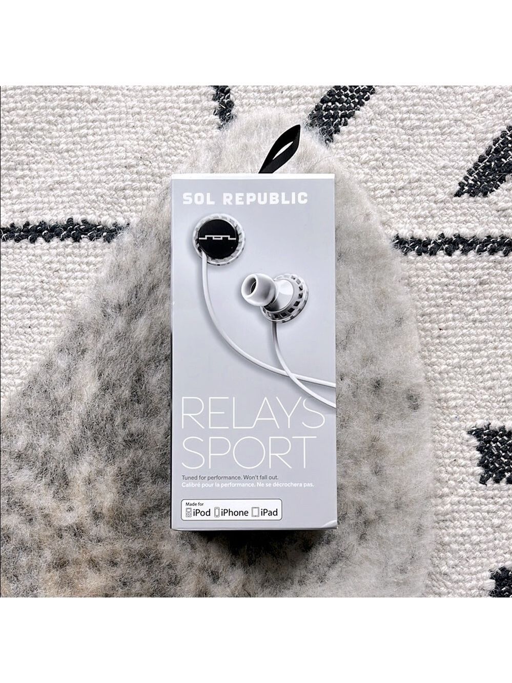 SOL REPUBLIC Relays Workout Sport White Wired 3-Button In-Ear Headphones—Apple